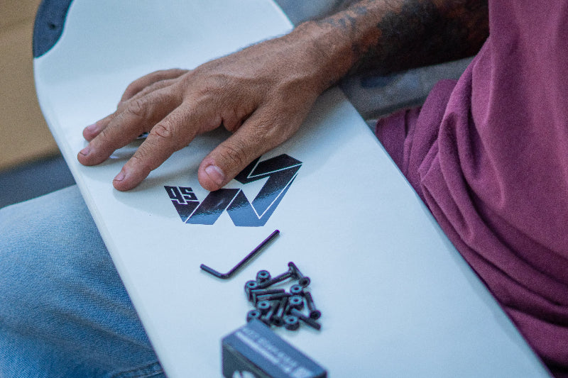 4Msb Hardware set Quatro for skateboards, contains 8 screws, 8 bolts and one allen key in black.