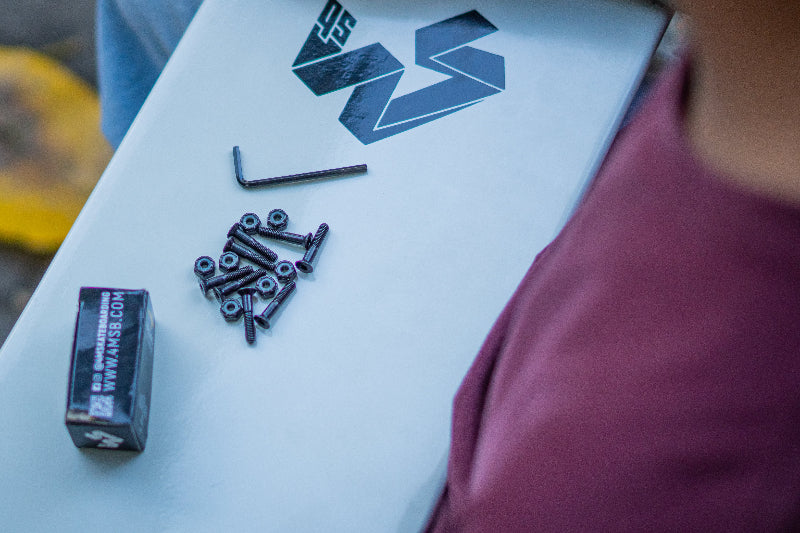 4Msb Hardware set Quatro for skateboards, contains 8 screws, 8 bolts and one allen key in black.