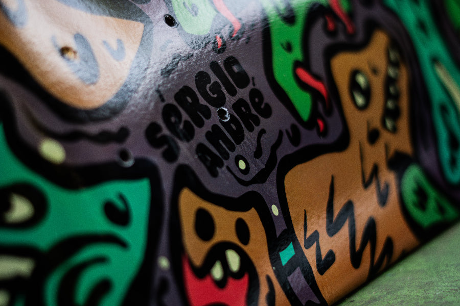 4Msb pro rider Sérgio André signature skateboard deck multicolour Doodle close-up.