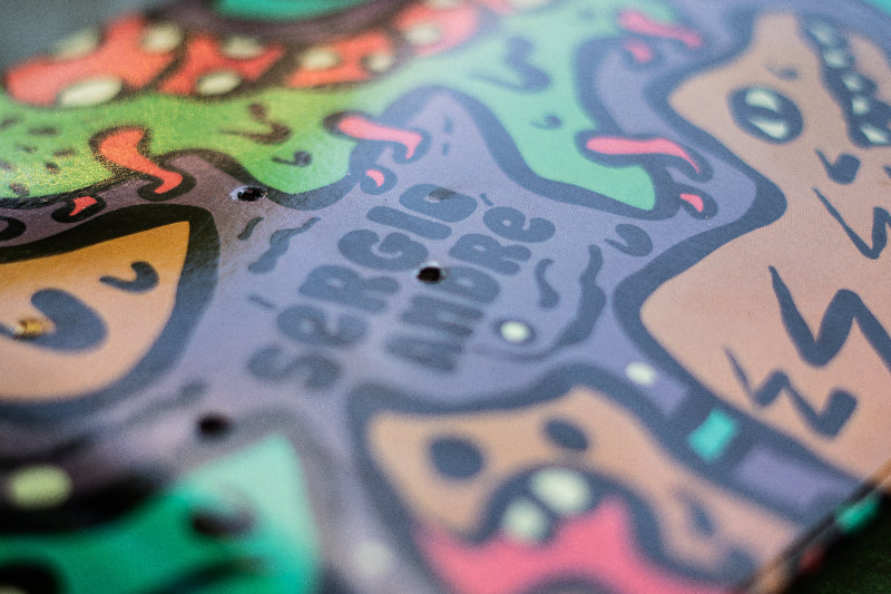 4Msb skateboard deck Doodle Sérgio André multicolour, signature close-up.