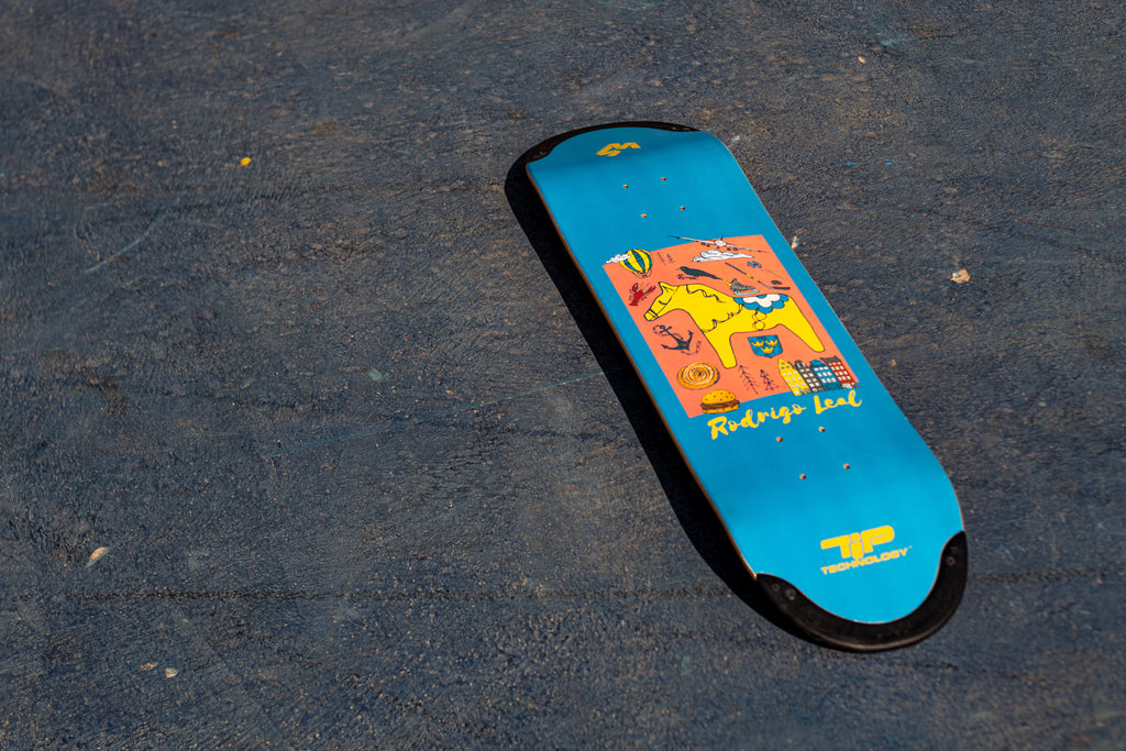 Pro Skater Rodrigo Leals signature skateboard deck 4Msb TIPtech Sverige Rodrigo Leal. Blue deck with yellow dala horse.