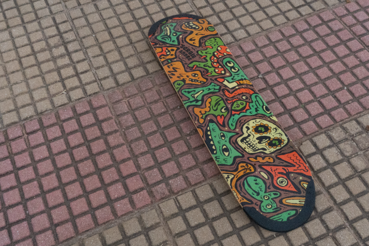 4Msb skateboard deck Doodle Sérgio André multicolor with TIPtech for better pop and durability, signature deck Pro rider Sérgio André.