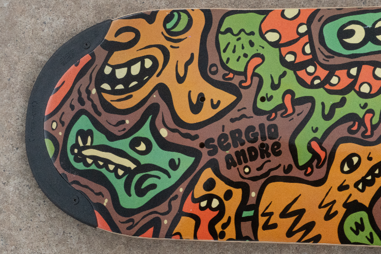 4Msb skateboard deck Doodle Sérgio André multicolor with TIPtech for better pop and durability,, signature deck Pro rider Sérgio André close-up.