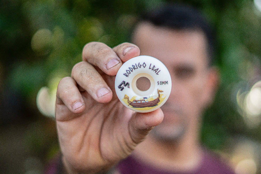 4Msb pro rider Rodrigo Leal showing his skateboard wheel Drakkar Rodrigo Leal 53mm, white with drakkar boat in brown and gold.