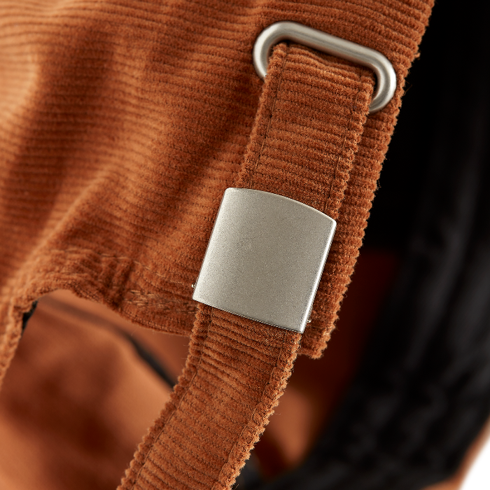 4Msb corduroy cap Quatro in the color camel. Close-up of the strap with silver effect buckle and grommet on the back.