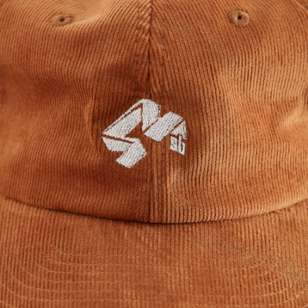 4Msb corduroy cap in the color camel. Close-up of the embroidered 4Msb logo Quatro in white at the front.