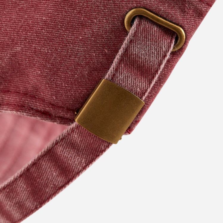 4Msb dad cap dala horse vintage red, close-up on strap and brass buckle back.