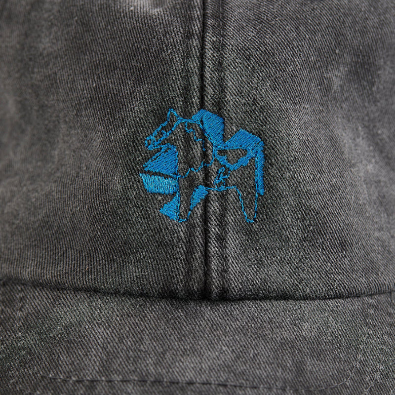 4Msb dad cap dala horse vintage black, close up of the blue dala horse embroidered on the front.