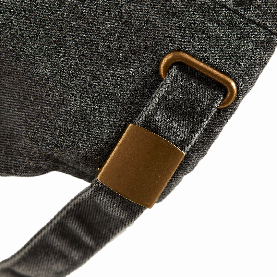 4Msb dad cap vintage black, close-up of the strap and brass buckle on the back.