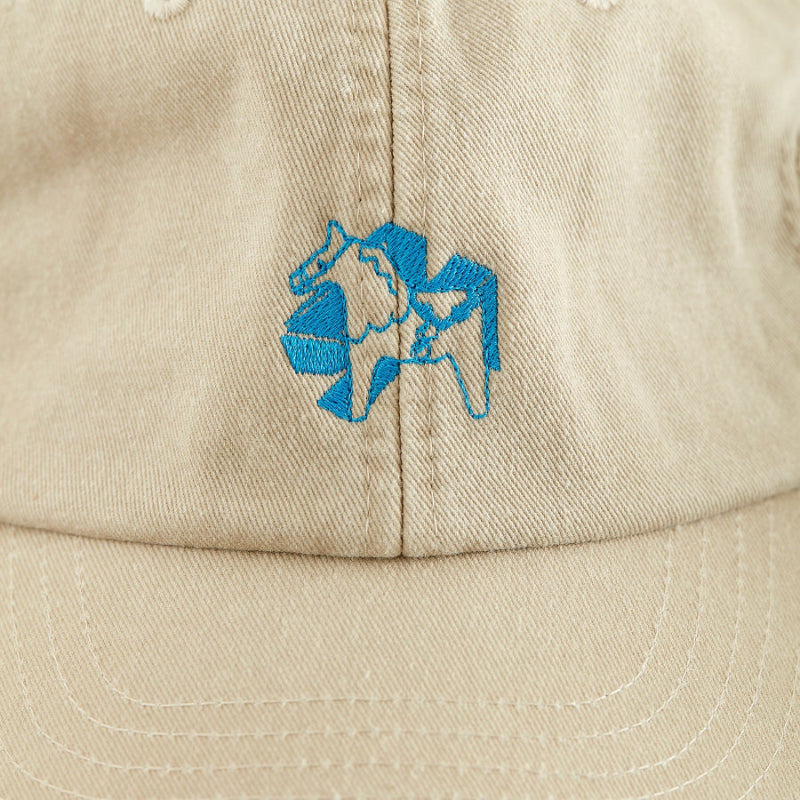 Sand coloured 4Msb dad cap, close-up the blue embroidered dala horse on the front.