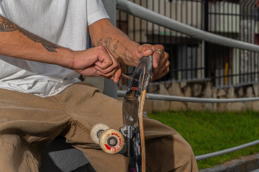Team rider Hadriel Junior tooling his skateboard deck, unscrewing the replacement TIP.