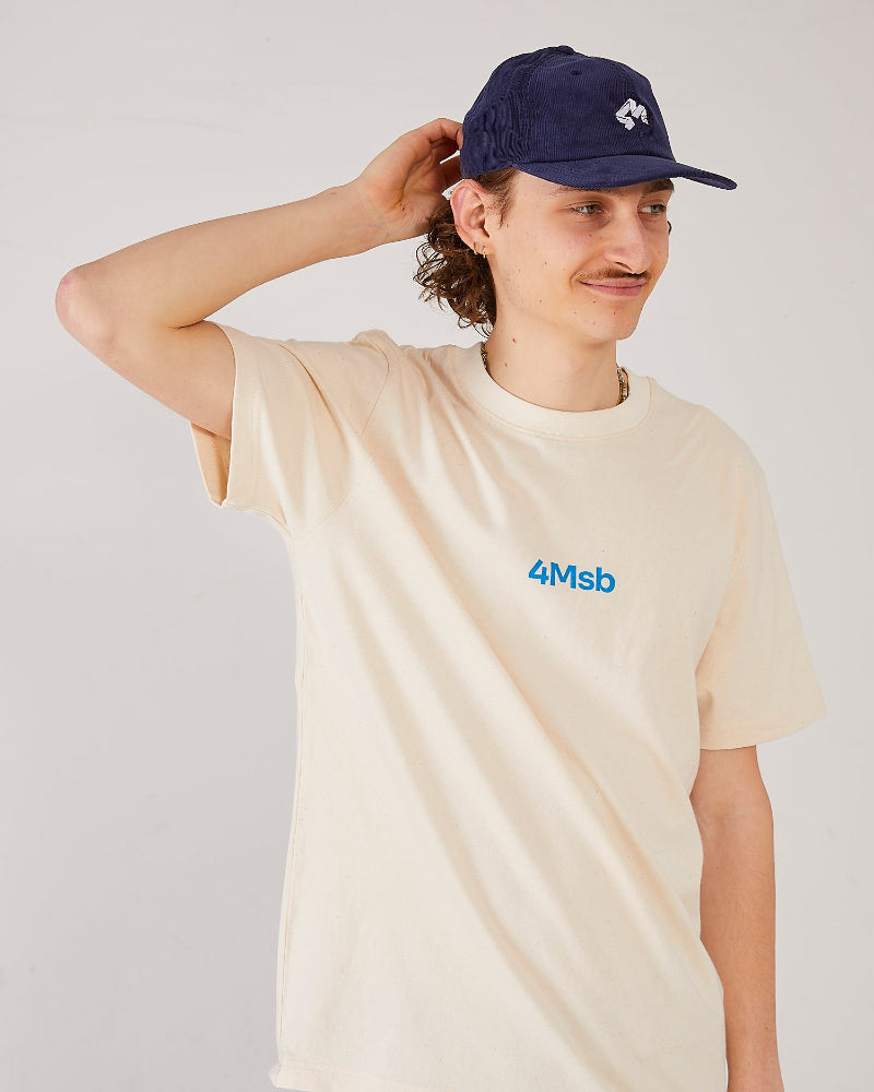 Skater wearing 4Msb T-shirt dala horse in the colour natural raw (front) and corduroy cap Quatro navy.