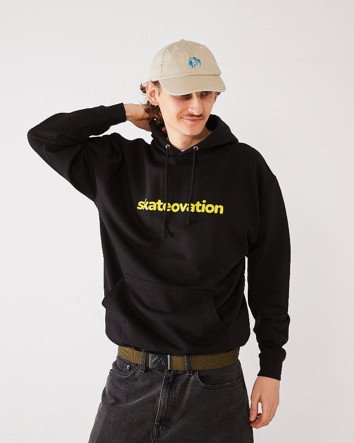 Skater wearing a black skateovaiton hoodie, a 4Msb dala horse cap vintage-sand and a 4Msb webbing belt olive with black buckle.