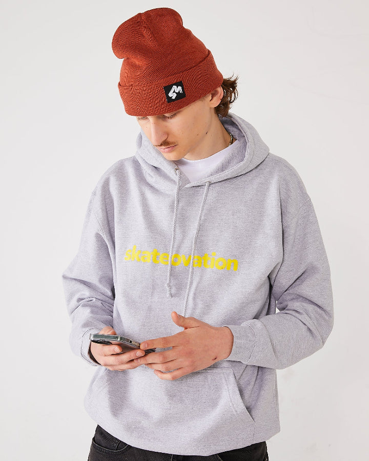 Skater wearing 4Msb beanie Quatro in the color rust and skateovation hoodie core heather grey.