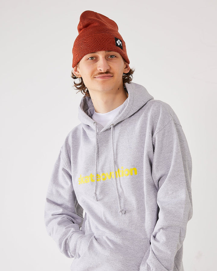 Skaterboarder wearing 4Msb cuffed beanie quatro rust and skateovation hoodie core heather grey.