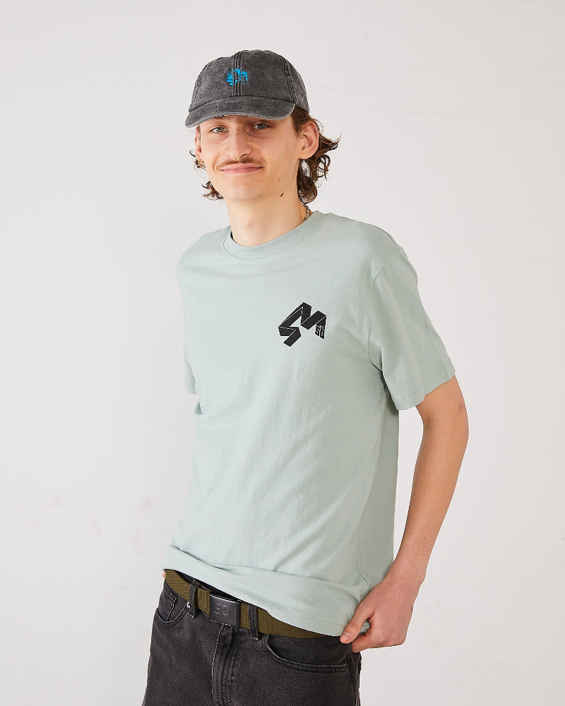 Skater wearing a aloe green 4Msb t-shirt Quatro, a dad cap dala horse vintage black and a SO webbing belt olive.