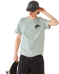 Skater wearing a light green 4Msb t-shirt Quatro and a dad cap dala horse vintage black.