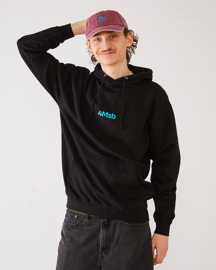 Skater facing forward, his hand on his 4Msb dad cap dala horse vintage red. Wearing a black 4Msb hoodie dala horse and a Skateovation SO webbing belt.