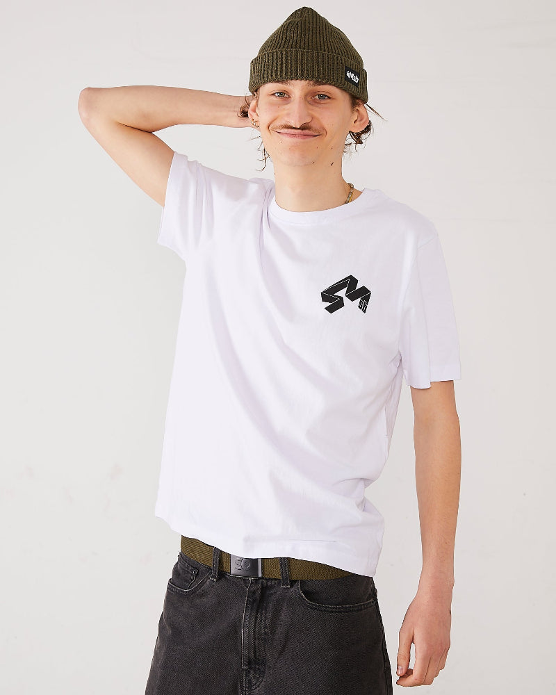 Skater wearing 4Msb T-shirt Quatro white and 4Msb fisherman beanie Edge color olive.