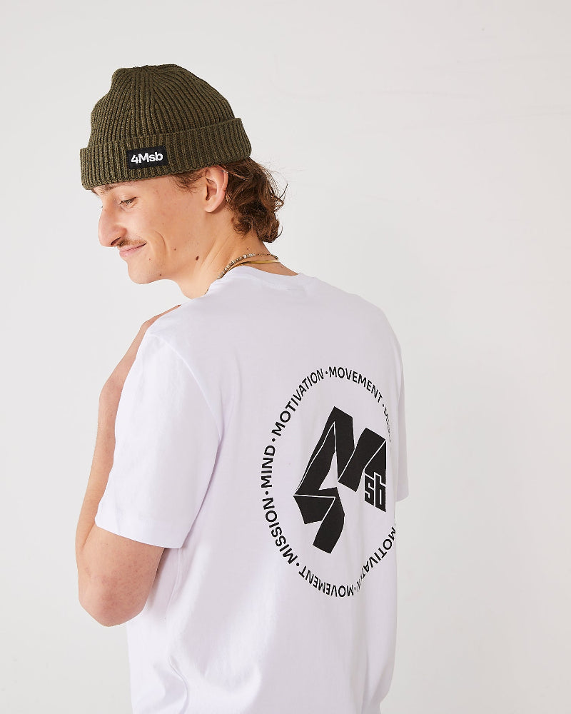Skater wearing 4Msb fisherman beanie olive, 4Msb t-shirt Quatro (seen from back) white.