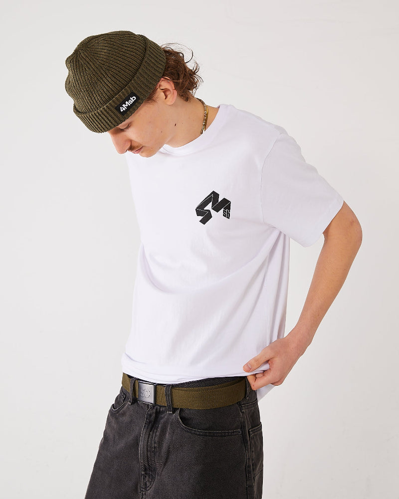 Skateboarder wearing 4Msb fisherman beanie Edge olive, 4Msb t-shirt Quatro white, SO webbing belt olive.