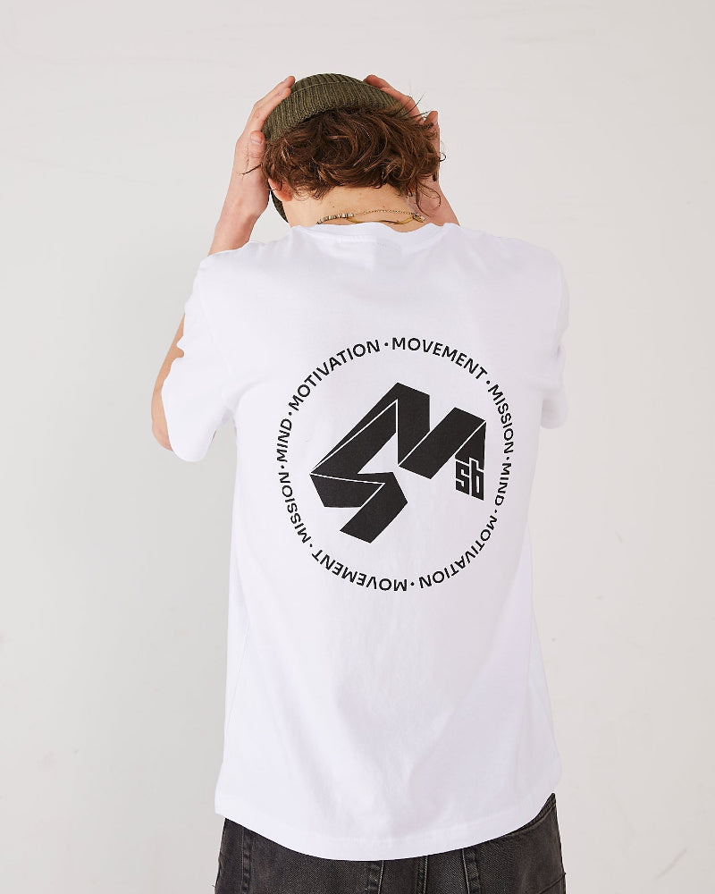 Skater, seen from back, wearing 4Msb fisherman beanie edge olive and 4Msb t-shirt Quatro white - mind, motivation, movement, mission.