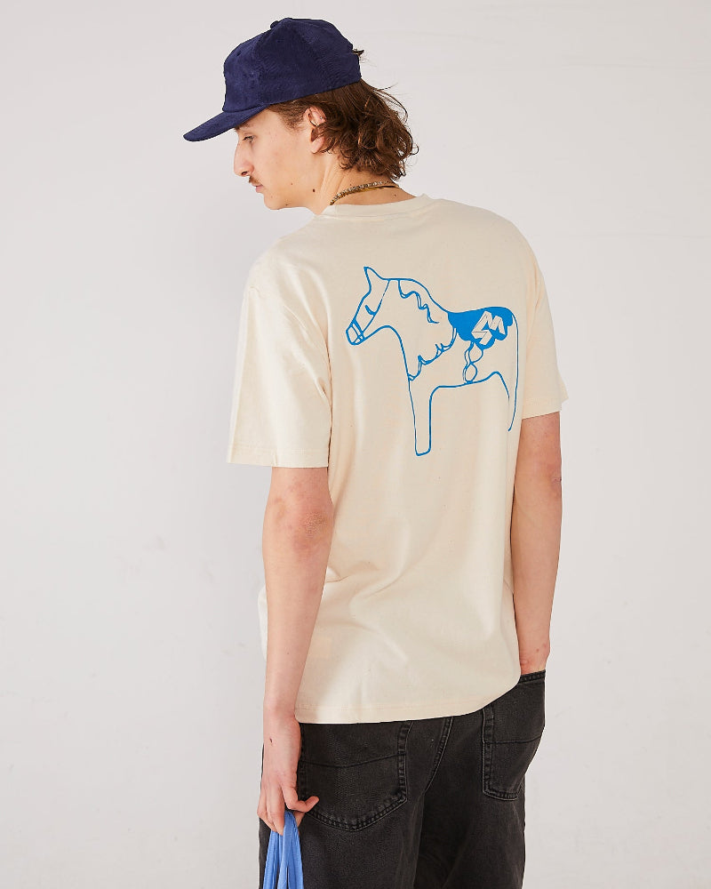 Skater wearing 4Msb T-shirt dala horse in the colour natural raw (back) and corduroy cap Quatro navy.