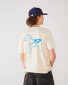 Skater wearing 4Msb T-shirt dala horse in the colour natural raw (back) and corduroy cap Quatro navy.
