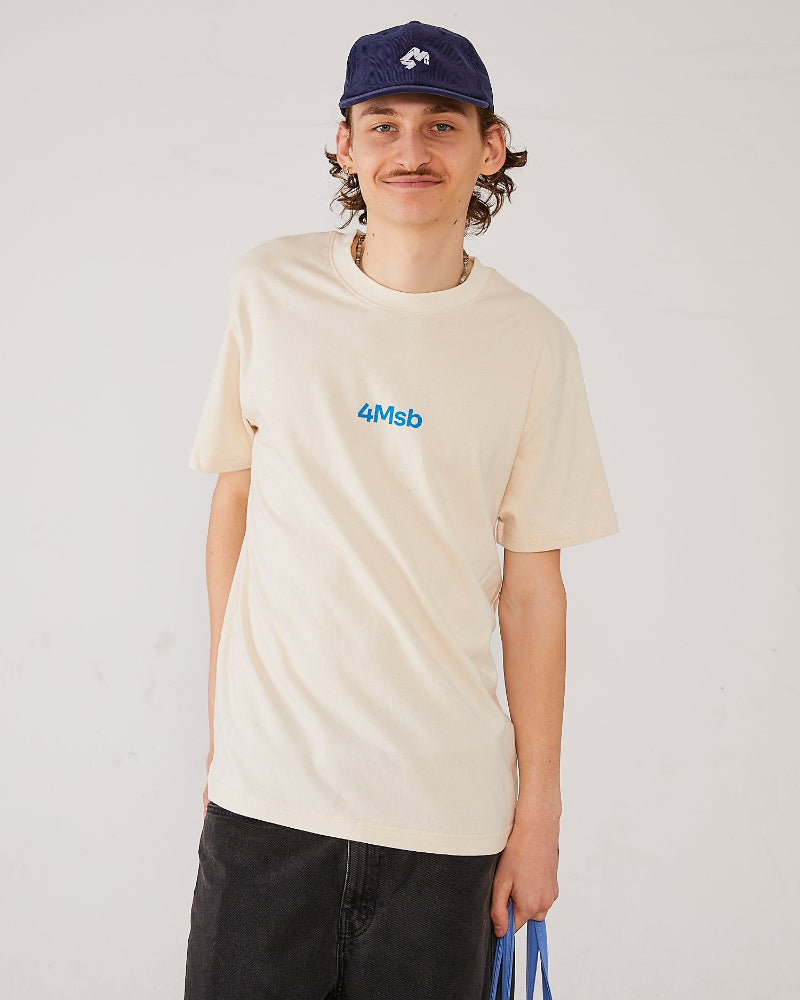 Skater wearing 4Msb T-shirt dala horse natural raw (front) and corduroy cap Quatro navy.