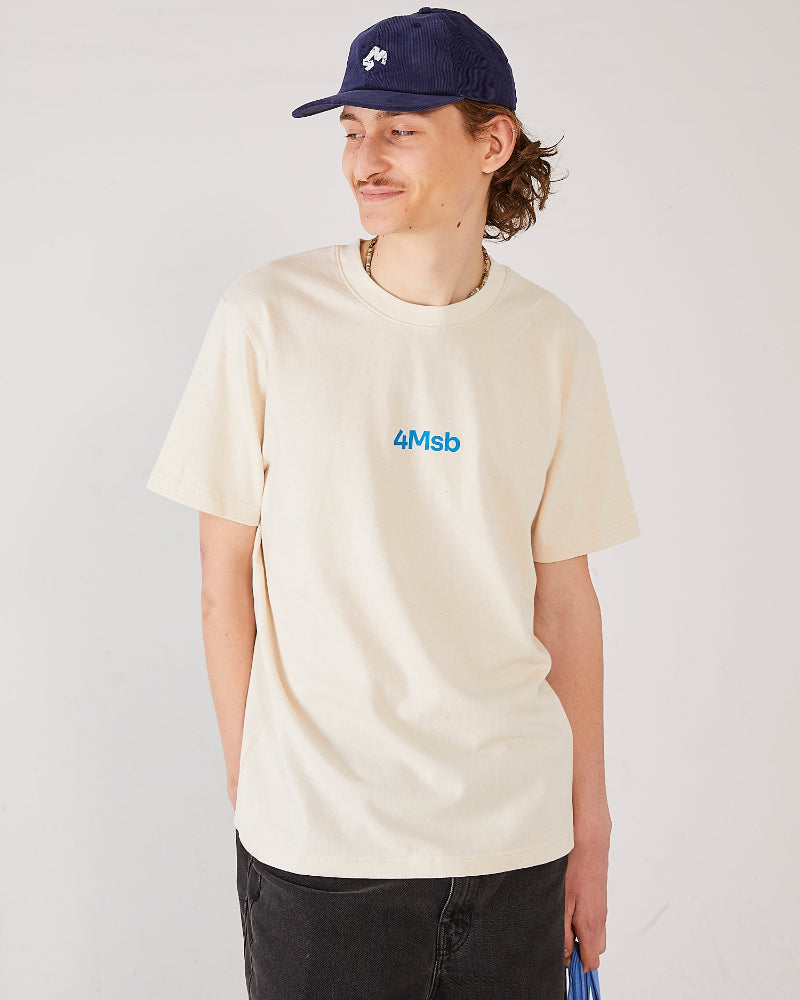 Skater wearing 4Msb T-shirt dala horse in the colour natural raw and corduroy cap Quatro navy blue.