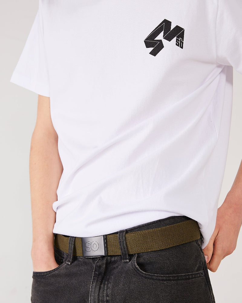 Skaterborder wearing 4Msb t-shirt Quatro white and a skateovation  webbing belt SO olive.