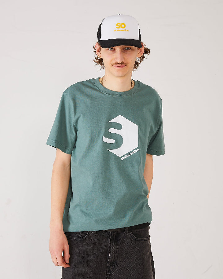 Skater wearing a skateovation t-shirt SO 720 colour green bay and SO trucker cap in black and white.