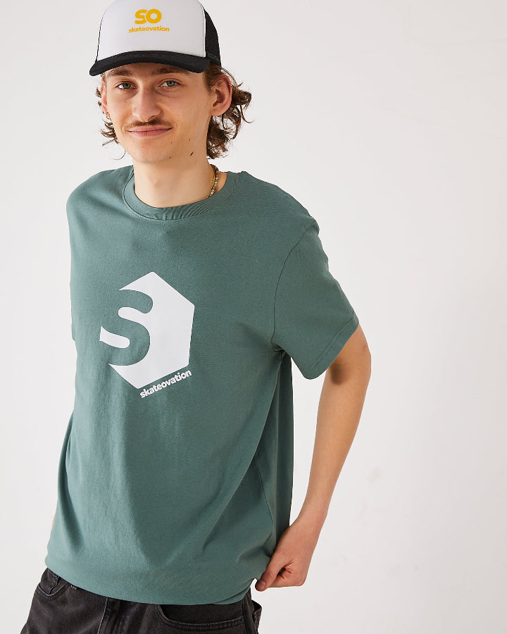 Skater wearing a skateovation t-shirt SO 720 colour green bay and SO trucker cap in black and white.
