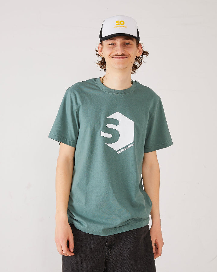 Skater wearing a skateovation t-shirt SO 720 colour green bay and SO trucker cap in black and white.
