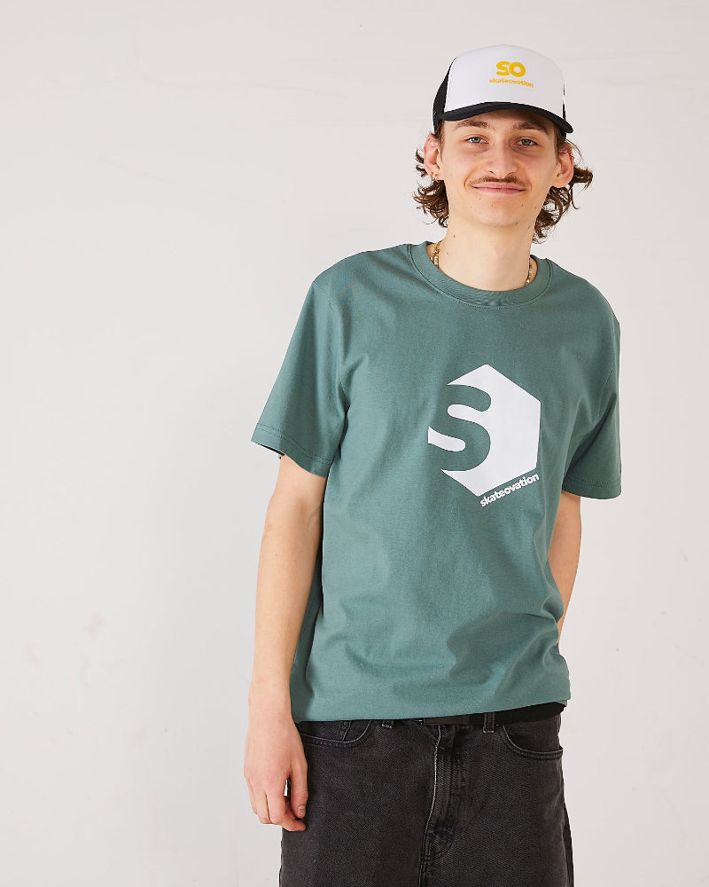 Skater wearing a skateovation t-shirt SO 720 colour green bay and SO trucker cap black and white.