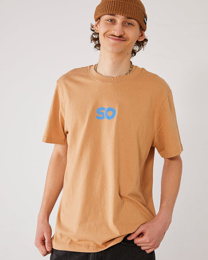 Skater wearing a skateovation t-shirt SO Honeycomb in colour Latte with SO logo in blue on the chest, and a 4Msb fisherman beanie Edge n the colour Biscuit.