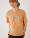 Skater wearing a Skateovation T-shirt SO Honeycomb in the colour Latte with the SO logo in blue, and a 4Msb Fisherman beanie Edge in the colour Biscuit.