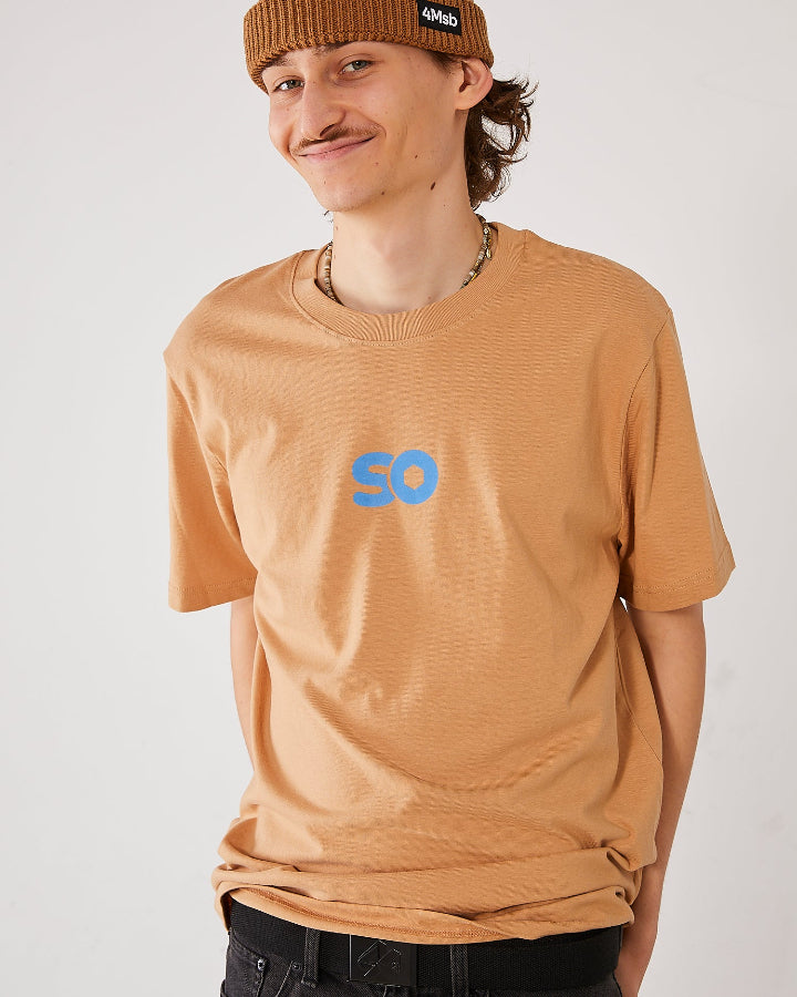 Skater wearing a Skateovation T-shirt SO Honeycomb in the colour Latte with the SO logo in blue, and a 4Msb Fisherman beanie Edge in the colour Biscuit.