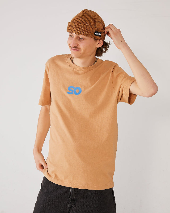 Skater facing forward wearing the Skateovation T-shirt SO Honeycomb in the colour Latte with the SO logo in blue on the chest. He’s wearing a 4Msb Fisherman beanie Edge in the colour Biscuit.