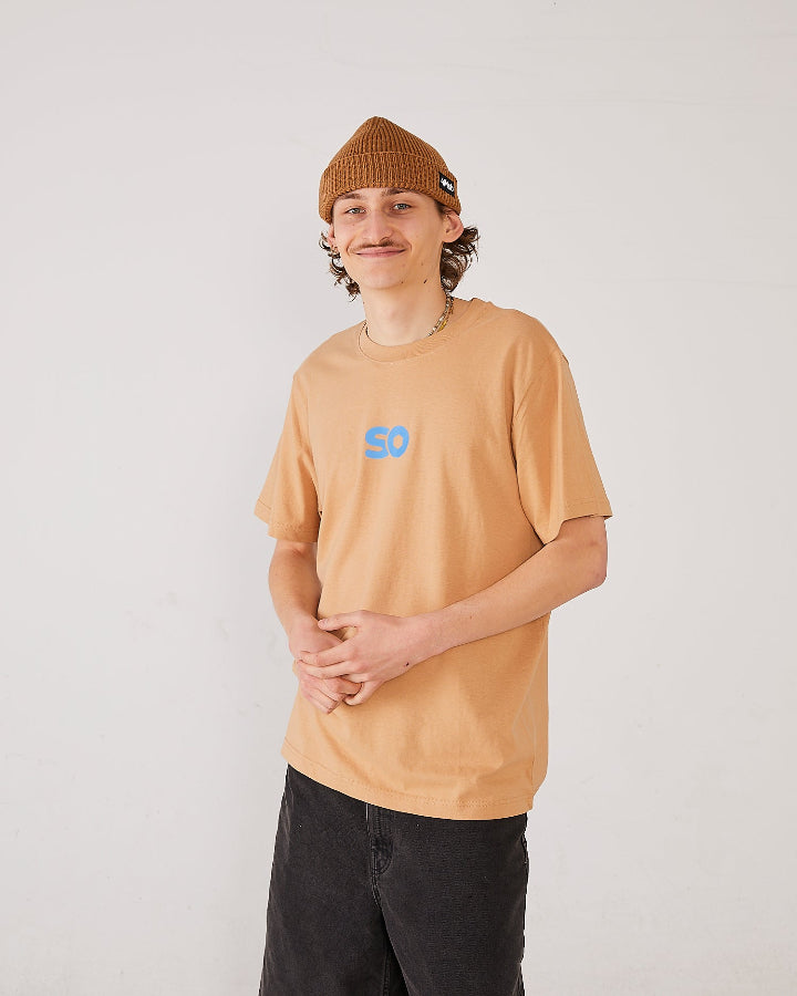 Skater facing forward wearing skateovation t-shirt SO Honeycomb in the colour Latte with the SO logo in blue on the chest. Wearing a 4Msb fisherman beanie Edge in the colour Biscuit.