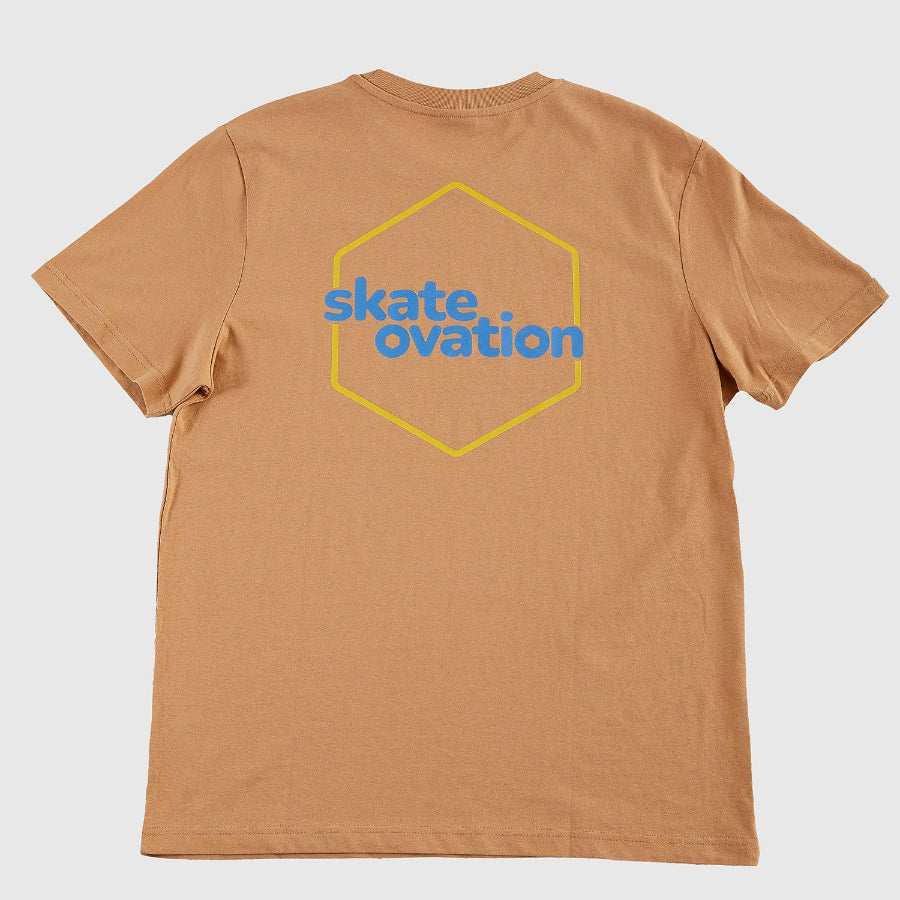 Skateovation T-shirt SO Honeycomb in the colour latte (light brown, bronze) seen from the back, with the yellow honeycomb pattern, where the yellow lines form the pattern, revealing the white fabric underneath. In the center skateovation is written in blue.
