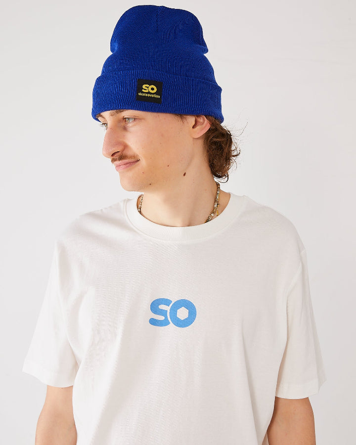 Skater wearing an off-white Skateovation T-shirt SO Honeycomb with blue SO logo on the chest and a royal blue  SO cuffed beanie.