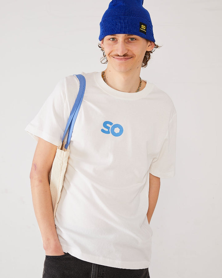 Skater wearing an off-white Skateovation T-shirt Honeycomb with SO logo on the chest and a royal blue Skateovation SO cuffed beanie.