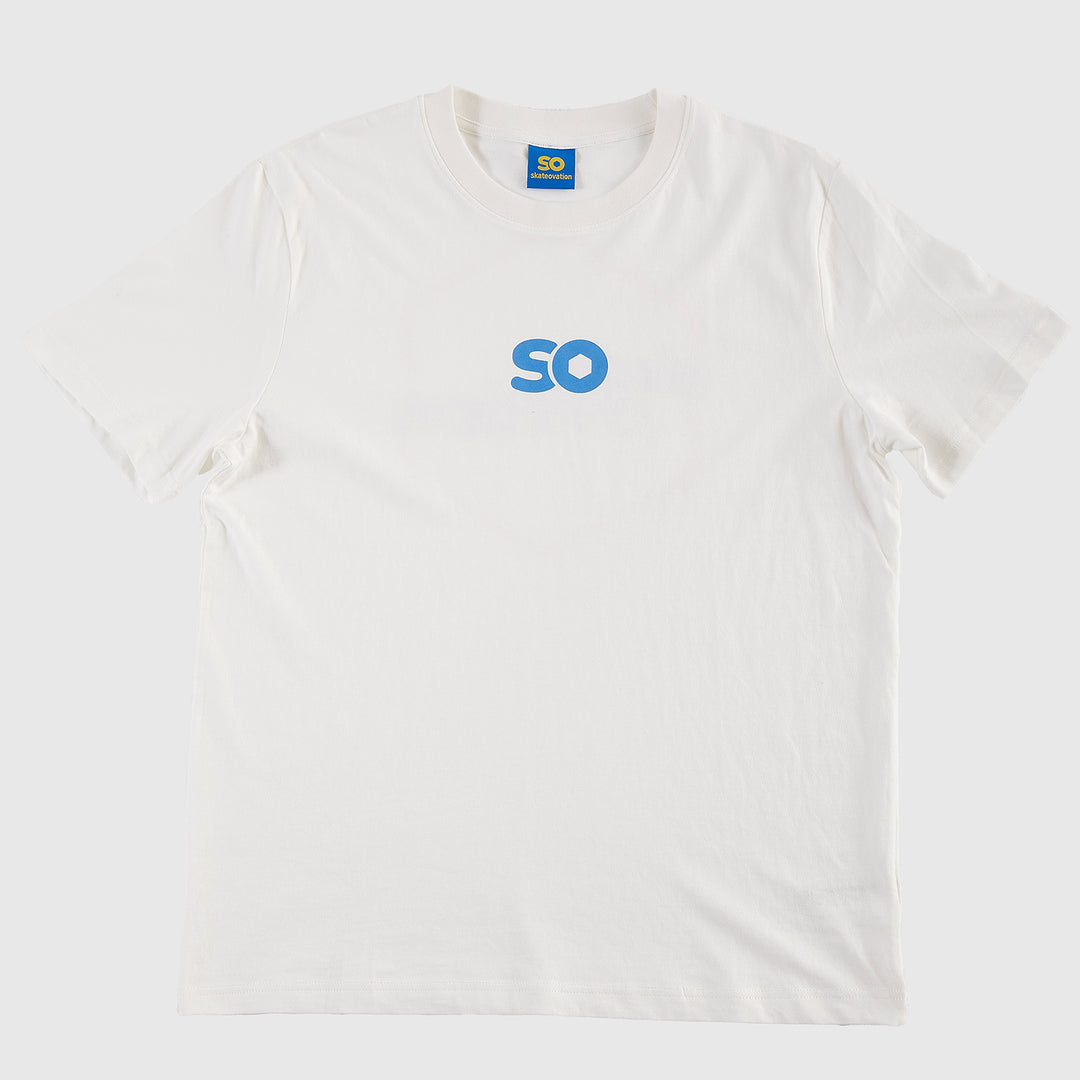 Skateovation T-shirt SO Honeycomb Off white seen from the front, with the SO logo in blue on the chest. 