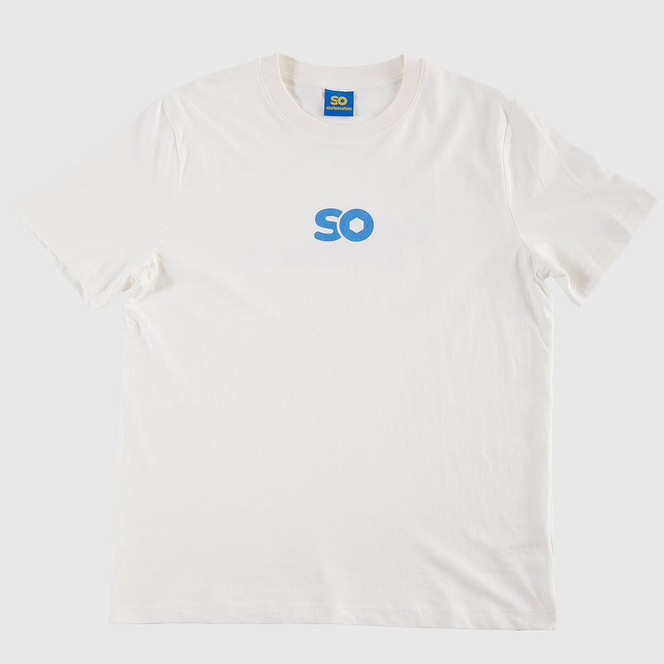 Skateovation T-shirt SO Honeycomb Off white seen from the front, with the SO logo in blue on the chest. 