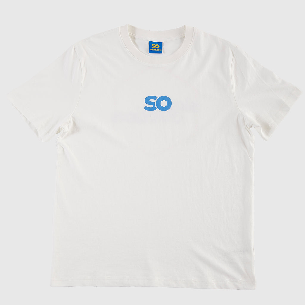 Skateovation T-shirt SO Honeycomb Off white seen from the front, with the SO logo in blue on the chest. 