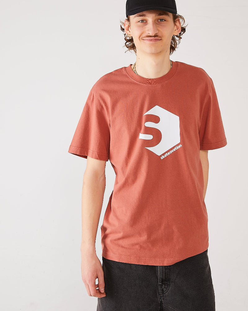 skater wearing a red t-shirt SO 720 heritage brown and a black trucker cap SO.