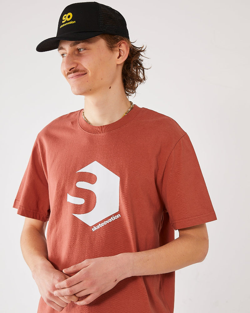 skater wearing a red brown skateovation t-shirt SO 720 and a black trucker cap SO.