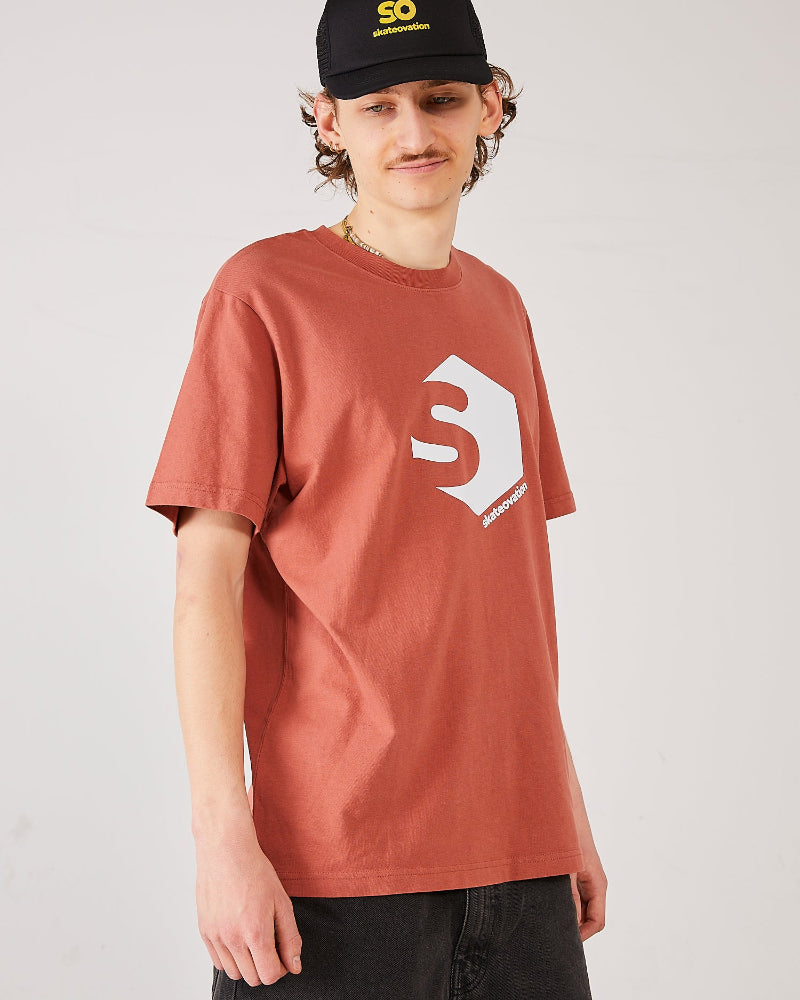 skater wearing a black trucker cap SO and a skateovation t-shirt SO 720 heritage brown.