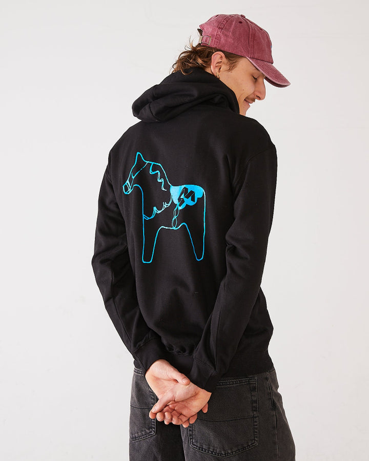 Skater wearing a 4Msb dad cap dala horse in the color vintage red and a 4Msb hoodie in black with the 4Msb text on the chest and dala horse motive in blue on the back.